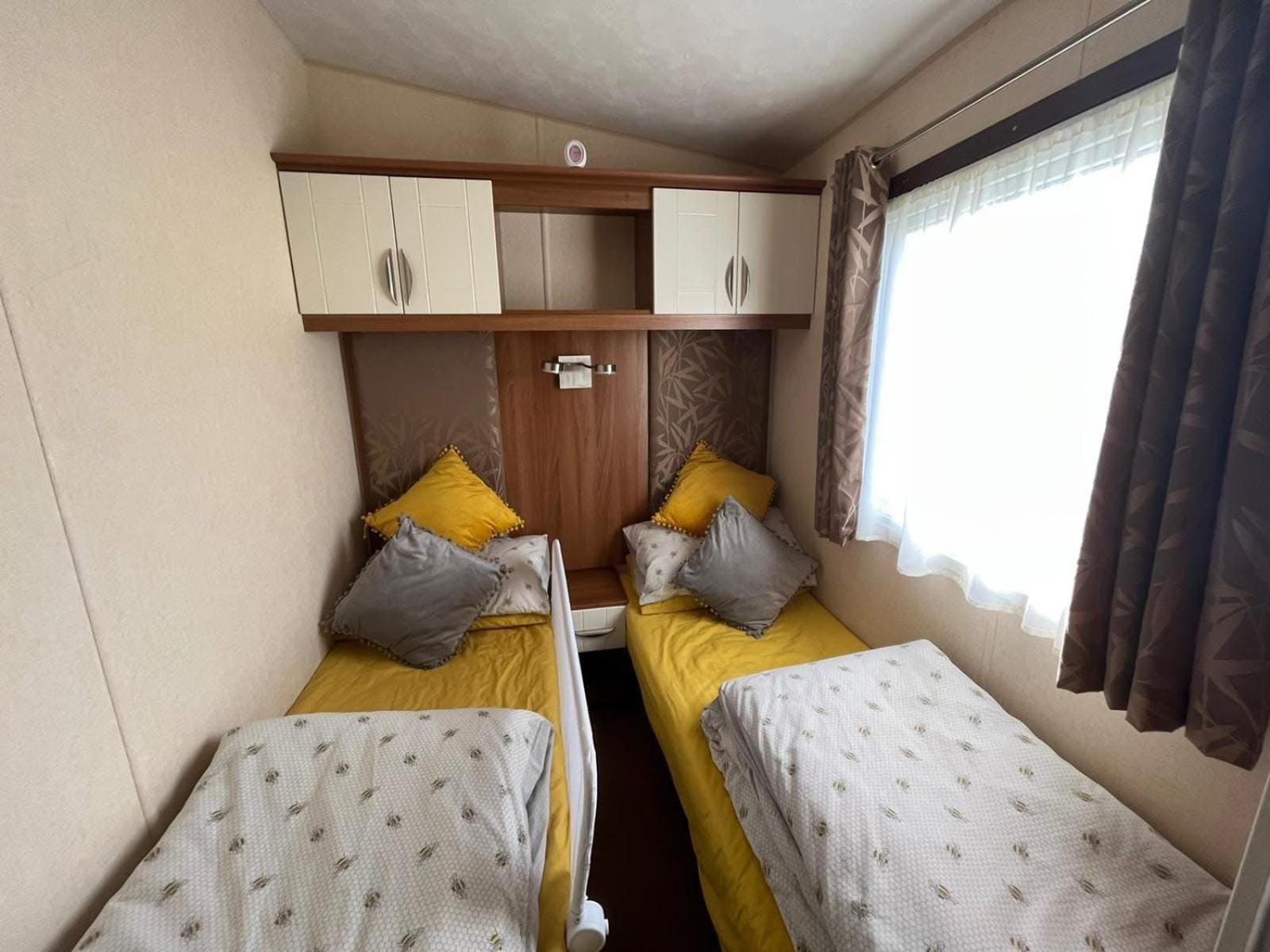 Butterfly Lane Holidays At Marine, Rhyl Room photo
